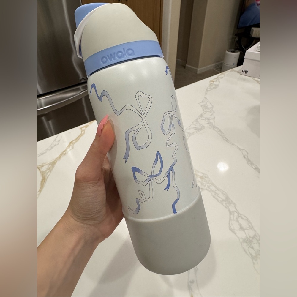 Owala FreeSip Insulated Water Bottle (Light Blue & White, Bow Design)